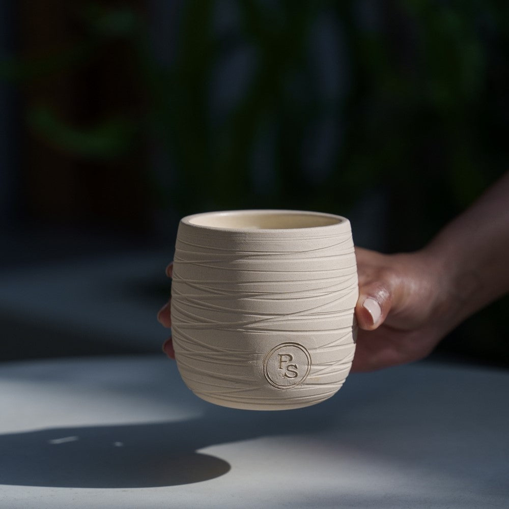 Sustainable ceramic candle vessel by Palma de Salus – luxury wellness design.